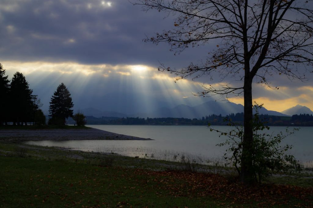 Der Forggensee - Durch seine unmittelbare Nähe zu Schloss Neuschwanstein ist er ein beliebtes touristisches Ziel. - © Loc Hoang